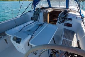 Jeanneau Sun Odyssey 519 5th (Crew) Cabin  - Cockpit Table