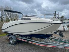 Quicksilver 555 activ cabin