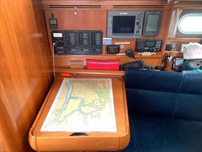 Jeanneau Sun Odyssey 40.3 3 cabin version - Navigation Station