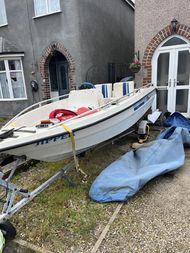 Outboard speed boat with trailer