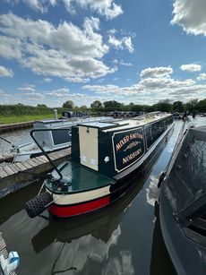 Stunning 57' Narrowboat (refitted)