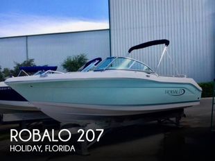 2019 Robalo R207 Dual Console