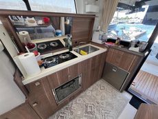 2018 Sealine C330