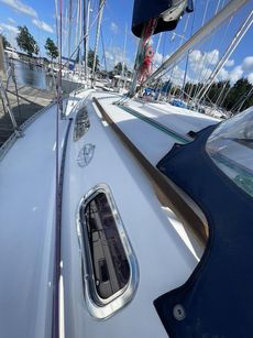 Beautifully maintained Dufour 32 Classic wheel steering shoal draft