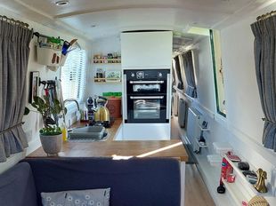60ft Semi-trad narrowboat with modern in