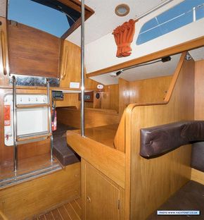 Chart table and quarterberth