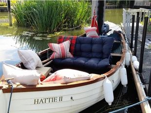 Simulated clinker classic day boat