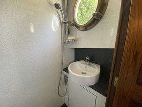 En suite basin & shower head