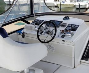 Navigator 5300 Classic Pilothouse Motoryacht  - Fly Bridge Helm