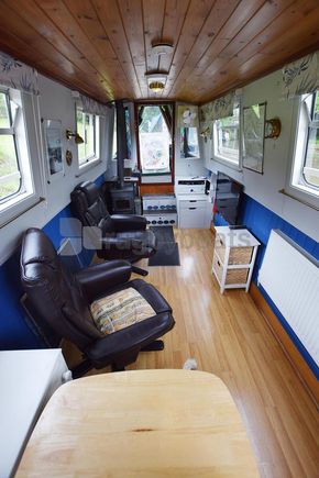 Saloon forward