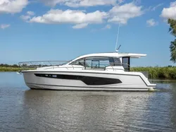 2023 Sealine C335