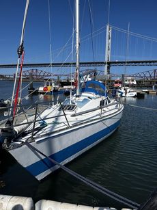 Highlander 28 yacht