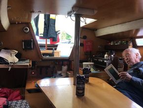 The saloon loocking aft