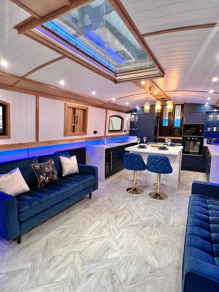 BESPOKE BOAT CO 65ft WIDEBEAM