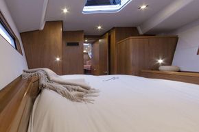 Manufacturer Provided Image: Wauquiez Pilot Saloon 48