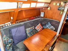 Hunter Horizon 32 Wheelhouse - Saloon