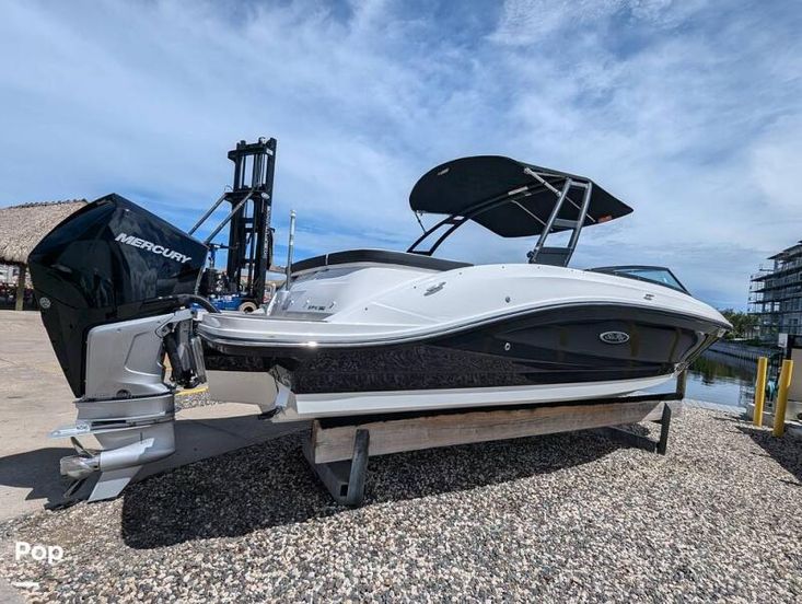 2023 Sea Ray 230 spx