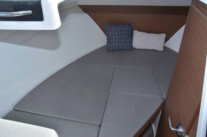 Jeanneau Merry Fisher 695 - forward cabin with double berth and separate toilet compartment