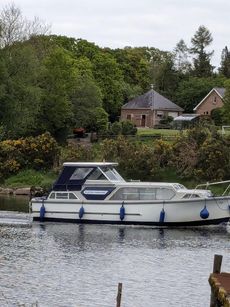 Cabin cruiser