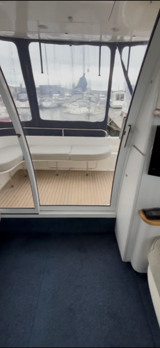 Sealine F33   