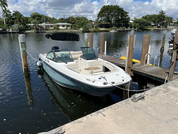 2016 Boston Whaler 230 vantage