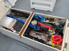 Offshore 27 Fast Fisher  - Cockpit Locker