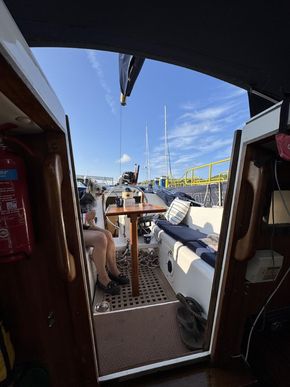 Cockpit table