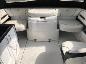 Engine compartment/2 seats 