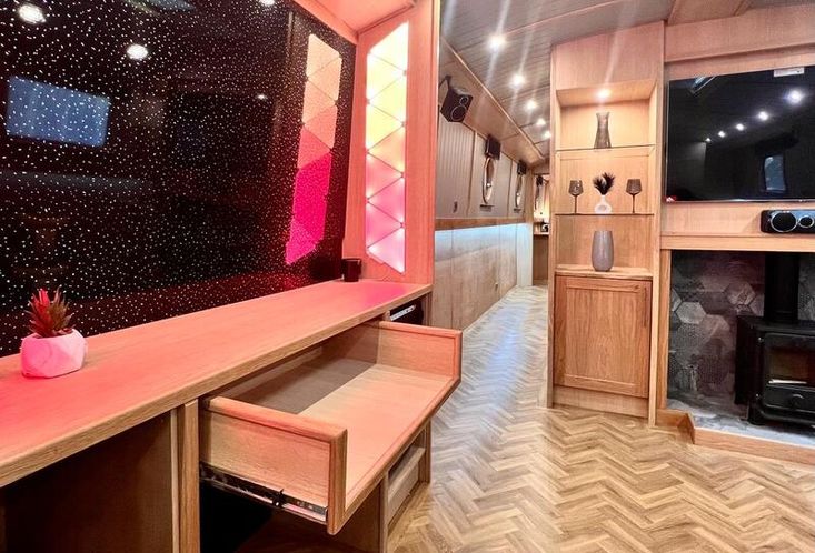 BESPOKE BOAT CO 65ft WIDEBEAM