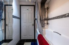 Idyllic Spacious Houseboat &ndash; Swan Island &ndash; Full Residential Mooring