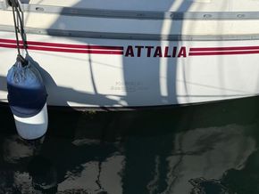 Jeanneau Attalia 32  - Hull Close Up