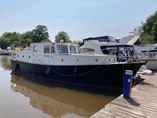 Superb houseboat cruiser