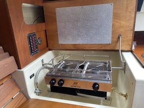 Gas cooker with grill under the nav table