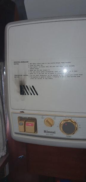 Gas hot water heater
