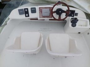 Jeanneau Merry Fisher 925 Flybridge  - Flybridge Helm