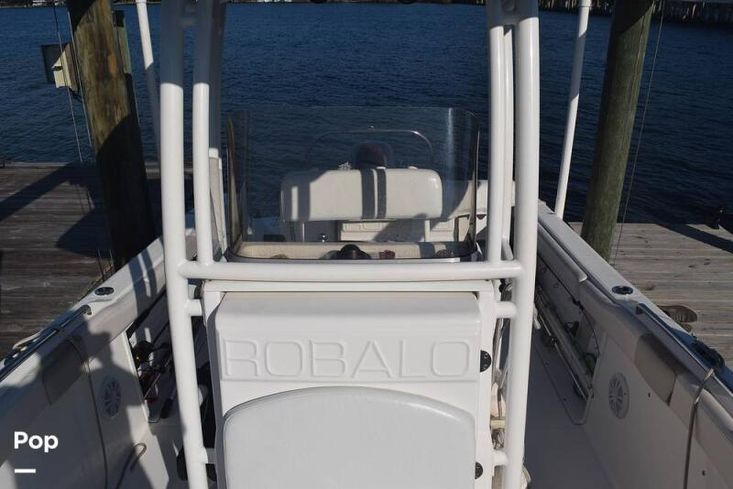 2017 Robalo r222