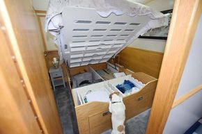 Guest bedroom (storage under bed)