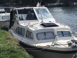 River cruiser motor boat