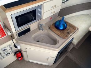 Larson 254 Cabrio Duo Delta Conic hull - Galley