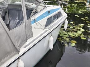 Fairline Vixen  - Hull Close Up