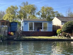 House on traffic-free island on Thames