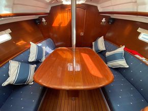 Beneteau Oceanis 323 Clipper  - Saloon Table