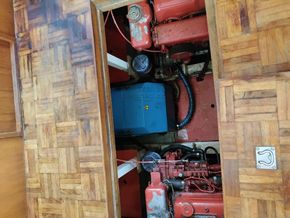 Puget Sound 34  - Engine