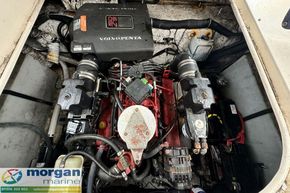 Rinker-Fiesta-Vee-250-engine