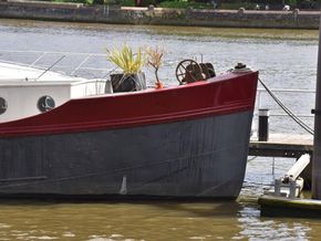 Dutch Barge 20m with London mooring  - Bow