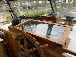 External steering position on bridge deck