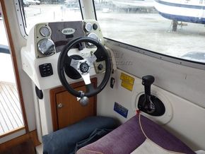 Bella 580 C Motor Boat - Helm Controls