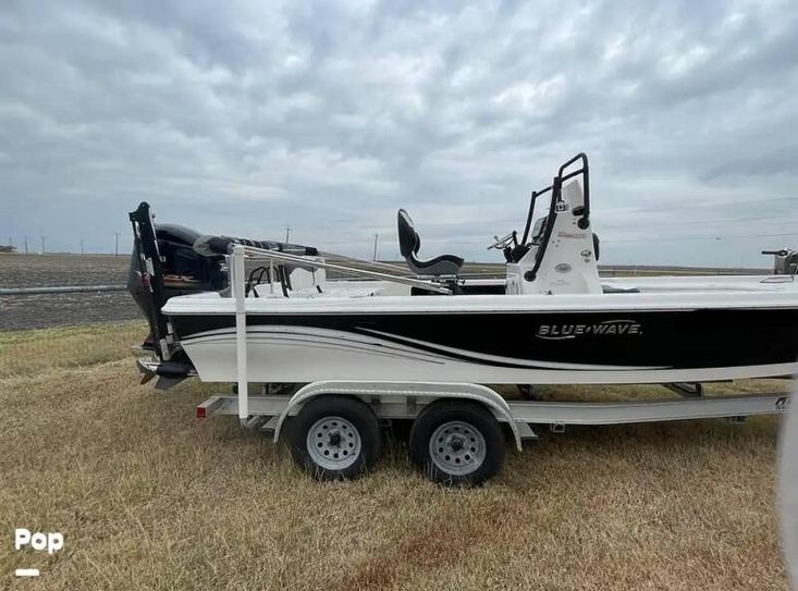 2014 Blue Wave 2400 pure bay