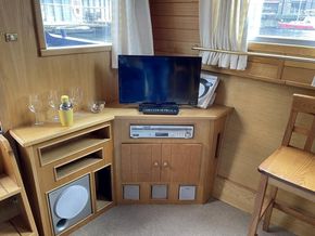 Widebeam 60 x 10 Cruiser Stern with London Mooring - Interior
