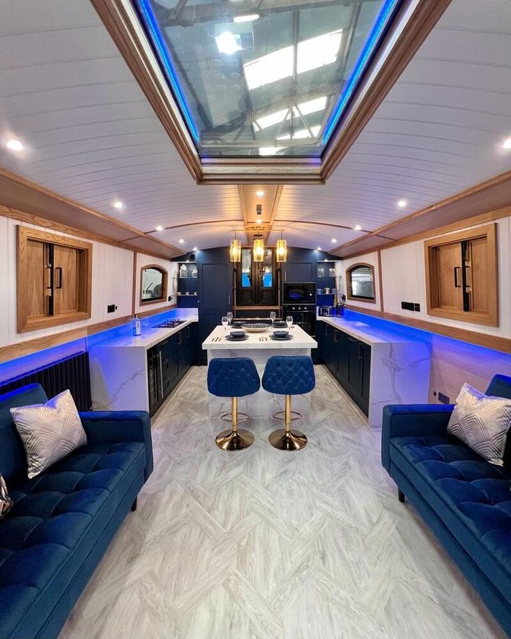 BESPOKE BOAT CO 65ft WIDEBEAM